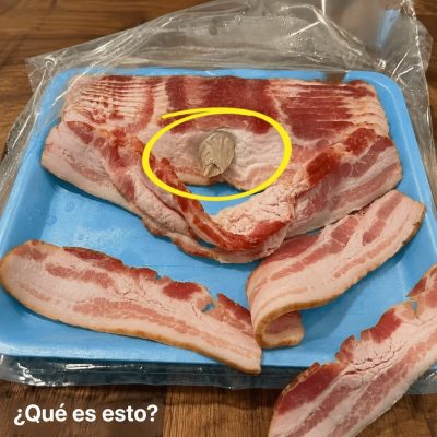 Compró bacon para comer en casa… pero al abrir el paquete encontró algo que le quitó el apetito al instante