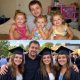 La historia de un hombre que crió a sus trillizas sobrinas y recibió una sorpresa inolvidable en su graduación