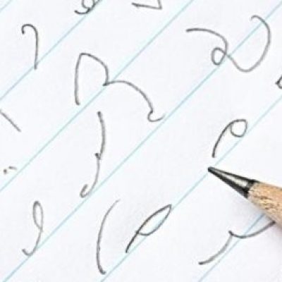 Esta rara manera de escribir se usaba para tomar notas más fácil ¿La reconoces?