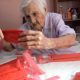 Telma tiene 96 años y hace tapabocas para donar a un hospital bonaerense